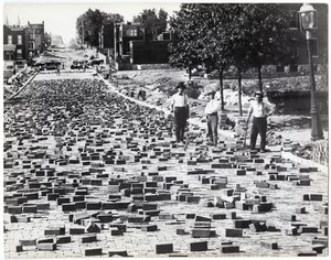 Trois hommes travaillant à paver une rue avec des briques, Compton près de Meramec - Charles Clement Holt